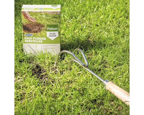 Pokon herstelzaad voor kale plekken en een stalen riek in het gazon