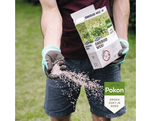 Een persoon strooit Pokon onkruidverdelger op het gazon