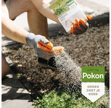 "Iemand strooit gazonmest op een gazon