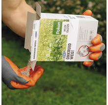 Iemand giet gazonmest met onkruidverdelger uit een pak van het merk Pokon in zijn hand.