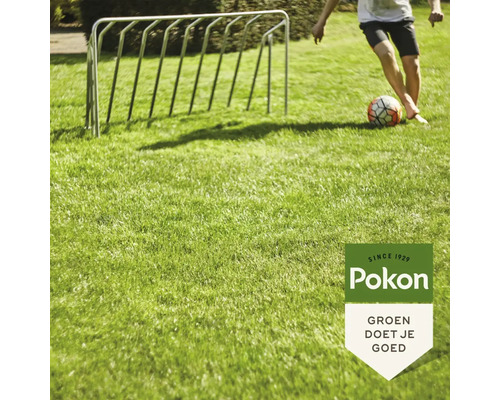 Een persoon speelt voetbal op een dicht groen gazon met een metalen doel en het Pokon logo.