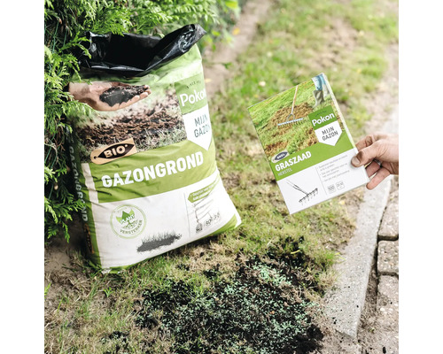 Persoon herstelt een kale plek in het gazon met Pokon Bio gazongrond en Pokon graszaad herstel.