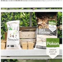 Pokon Bio zaai- en stekgrond, vermiculiet en biologisch afbreekbare kweekpotjes in een lichte tuinomgeving op een werktafel. Pokon Logo.