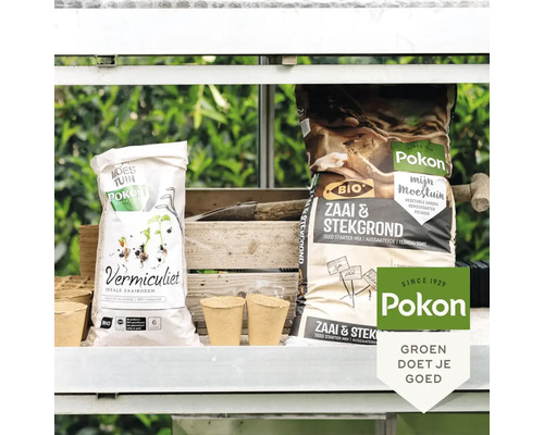 Pokon Bio zaai- en stekgrond, vermiculiet en biologisch afbreekbare kweekpotjes in een lichte tuinomgeving op een werktafel. Pokon Logo.