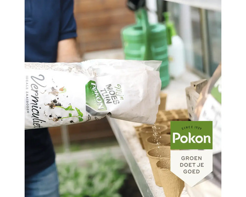 Lichte scène: Pokon Vermiculiet wordt uit een zak in kleine kweekpotjes gegoten. Pokon Logo.