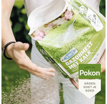 Een persoon strooit Pokon 3 in 1 Gazonmest met Kalk vanuit een verpakking op het gazon. Pokon Logo.