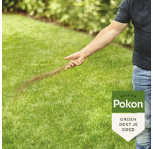 Pokon Logo. Een persoon strooit graszaad of meststof met de hand over een groen gazon.