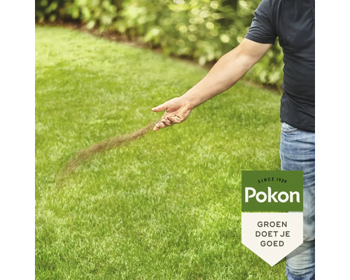 Pokon Logo. Een persoon strooit graszaad of meststof met de hand over een groen gazon.