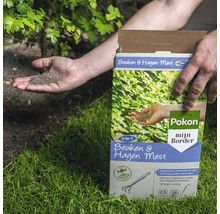 Persoon strooit korrelvormige meststof voor beuken en hagen uit een verpakking van Pokon in de tuin.