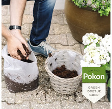 Een persoon vult een gevlochten mand met potgrond uit een zak met de handen. Pokon Logo.