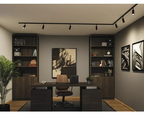Modern thuiskantoor met zwart railsysteem aan het plafond, donker houten bureau, bruine leren stoel en twee boekenkasten.