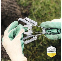 Molleklem van metaal wordt met werkhandschoenen in de tuin vastgehouden. Home Defense Logo.