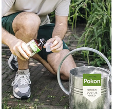 Persoon giet vloeibare plantenvoeding uit een fles in een maatbeker naast een zinken gieter in een tuin, Pokon Logo.