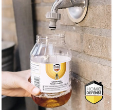 Een Home Defense wespenval wordt gevuld met water uit een buitenkraan. Home Defense Logo.