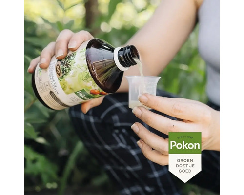 Een persoon schenkt Pokon Bio plantenvoeding uit een fles in een maatbeker. Pokon Logo.