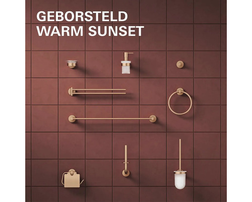 Set badkameraccessoires in geborsteld Warm Sunset, inclusief handdoekhouders, zeepdispenser en toiletborstelgarnituur.