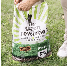 Een persoon opent een zak Pokon Gazonrevolutie alles-in-1 gazonherstel op een grasveld.