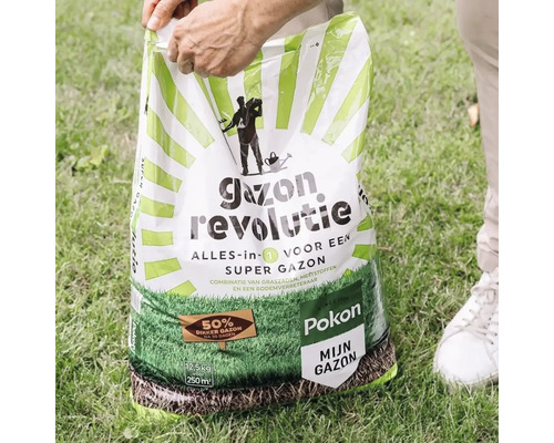 Een persoon opent een zak Pokon Gazonrevolutie alles-in-1 gazonherstel op een grasveld.