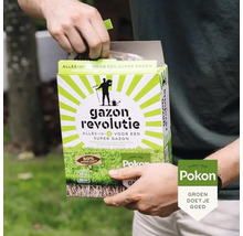 Een persoon opent een verpakking Pokon Gazon Revolutie voor gazononderhoud. Pokon Logo.