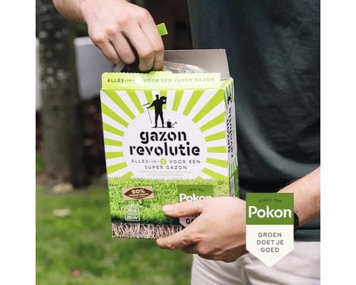 Een persoon opent een verpakking Pokon Gazon Revolutie voor gazononderhoud. Pokon Logo.