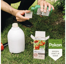 Pokon Bio Tegen Insecten doseren in een maatbeker naast een drukspuit en verpakking op het gazon.