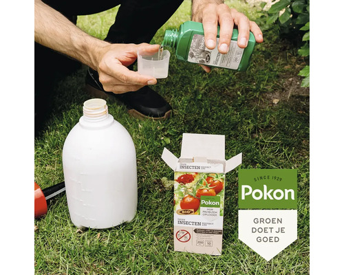 Pokon Bio Tegen Insecten doseren in een maatbeker naast een drukspuit en verpakking op het gazon.