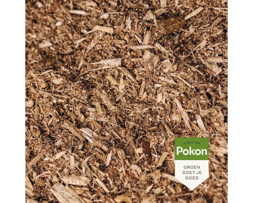 Detailopname van houtsnippers of boomschors voor bodembedekking in de tuin met Pokon Logo.