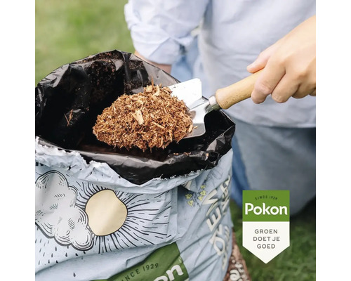 Een persoon schept met een tuinschepje houtsnippers uit een zak. Pokon Logo.