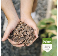 Handen houden een handvol Pokon cacaodoppen vast voor bodembedekking in de tuin. Pokon Logo.