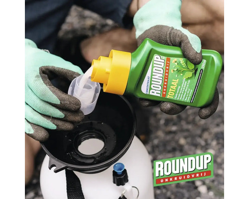 Een persoon giet Roundup onkruidverdelger concentraat in een maatbeker boven een drukspuit. Roundup Logo.
