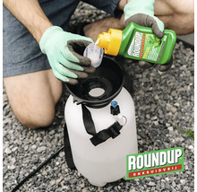 Toepassing van Roundup onkruidverdelger concentraat in een drukspuit. Roundup Logo.