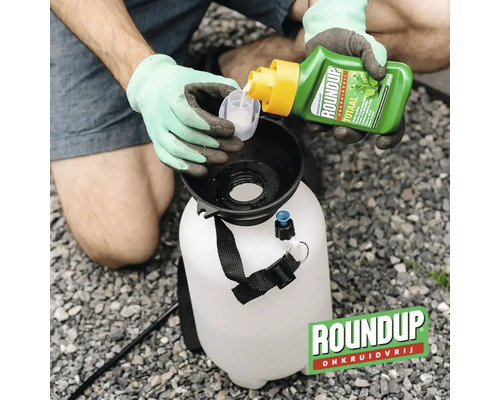 Toepassing van Roundup onkruidverdelger concentraat in een drukspuit. Roundup Logo.