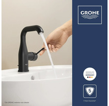 Zwarte GROHE wastafelkraan met U-uitloop, waterstraal en hand, GROHE Logo, zegel Ontworpen in Duitsland, zegel 5 jaar garantie.