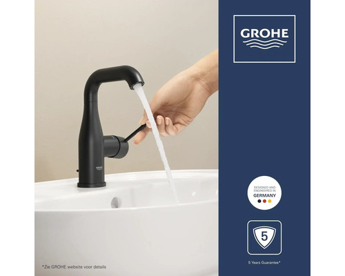 Zwarte GROHE wastafelkraan met U-uitloop, waterstraal en hand, GROHE Logo, zegel Ontworpen in Duitsland, zegel 5 jaar garantie.