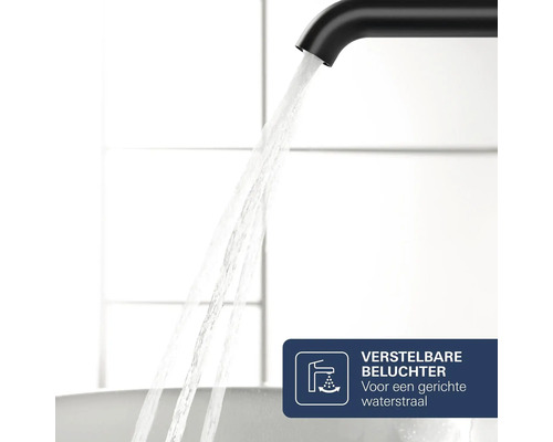 Verstelbare beluchter op een zwarte kraan voor een gerichte waterstraal.
