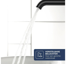 Verstelbare beluchter op een zwarte kraan voor een gerichte waterstraal.