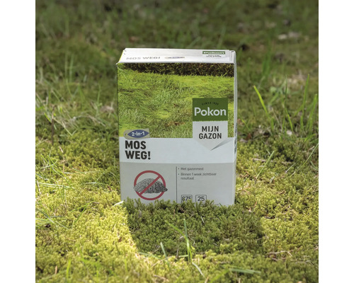 Pokon Mos Weg! 2 in 1 gazonmest en mosbestrijder, verpakking van 875 gram voor 25 vierkante meter op een licht, bemost gazon.