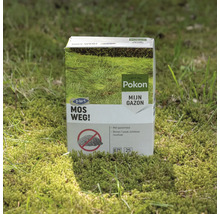Pokon Mos Weg! 2 in 1 gazonmest en mosbestrijder, verpakking van 875 gram voor 25 vierkante meter op een licht, bemost gazon.