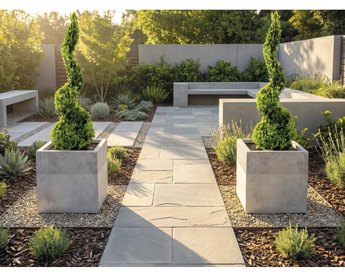 Moderne, lichte tuin met stenen pad, twee spiraalvormige buxusbomen in vierkante plantenbakken, betonnen banken en grind.