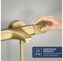 Goudkleurige badmengkraan met een handgreep voor het eenvoudig wisselen tussen douche, bad en watervolume.