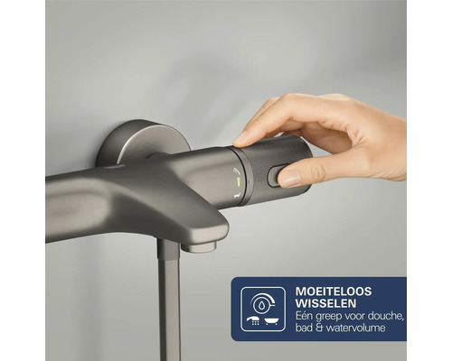 Hand bedient de getextureerde greep van een antracietkleurige badkraan voor het instellen van de waterhoeveelheid en omschakelen tussen bad en douche.