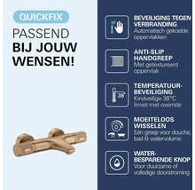 Thermostatische badkraan in geborsteld brons met QuickFix Logo. Symbolen voor bescherming tegen verbranding, antislip handgreep en 38 graden limiet.