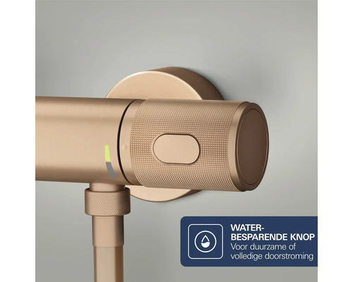 Detailopname van een bronzen kraan met geribbelde handgreep en waterbesparende knop.