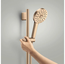 Grohe handdoucheset met ronde douchekop en in hoogte verstelbare glijstang. Een hand stelt de douchehouder op de stang in.