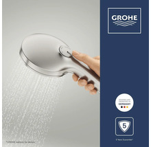 Grohe handdouche in gebruik met straalsoortwissel via drukknop, ontworpen in Duitsland, 5 jaar garantie, Grohe Logo.