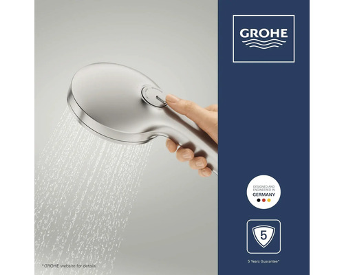 Grohe handdouche in gebruik met straalsoortwissel via drukknop, ontworpen in Duitsland, 5 jaar garantie, Grohe Logo.