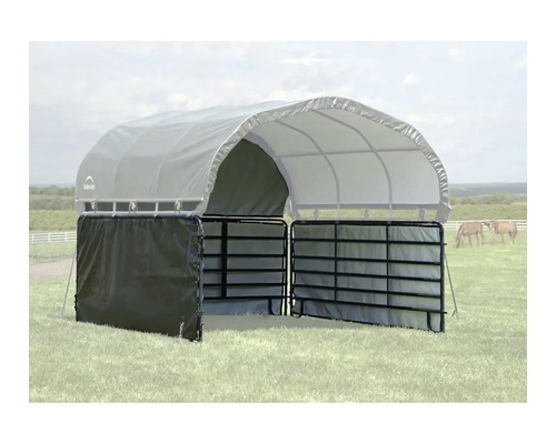 Mobiele weideschuilplaats met grijs koepeldak en zwarte metalen hekken op een grasveld.
