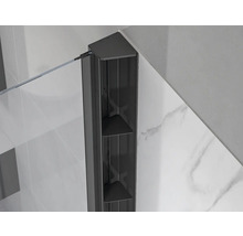 Zwart wandprofiel voor douchewanden met geïntegreerde planchetten en houder voor een glasplaat.