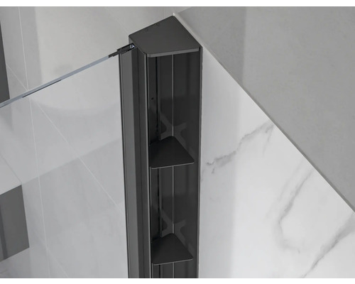 Zwart wandprofiel voor douchewanden met geïntegreerde planchetten en houder voor een glasplaat.