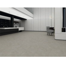 Ruim, modern interieur met grote grijze vloertegels, witte paneelwanden en een minimalistisch ontwerp.